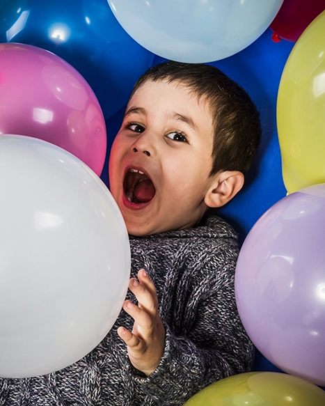 Foto de uma criança feliz com balão